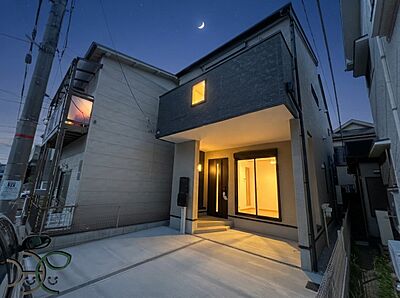 外観:堂々たる趣ながら、主張し過ぎずどこか余裕を感じさせるシャープなフォルムで佇む邸宅は、晴天の空と照らし合わせる事で、本来あるべき完成形の姿を見せてくれます(写真はイメージです)。 外観:堂々たる趣ながら、主張し過ぎずどこか余裕を感じさせるシャープなフォルムで佇む邸宅は、晴天の空と照らし合わせる事で、本来あるべき完成形の姿を見せてくれます(写真はイメージです)。
