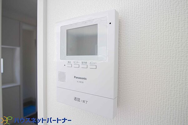 来訪者の様子を室内TVモニターでチェック。対応したくないセールスを断りやすく、子どもに留守番をさせるときも安心。不在時の来訪者を録画でき、犯罪抑止効果も期待できます。