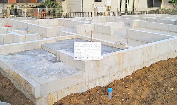 面で支える耐震性のあるベタ基礎。  基礎幅150mmと基準値の120mmよりも厚くし、より地震に強い住まいを実現できます。