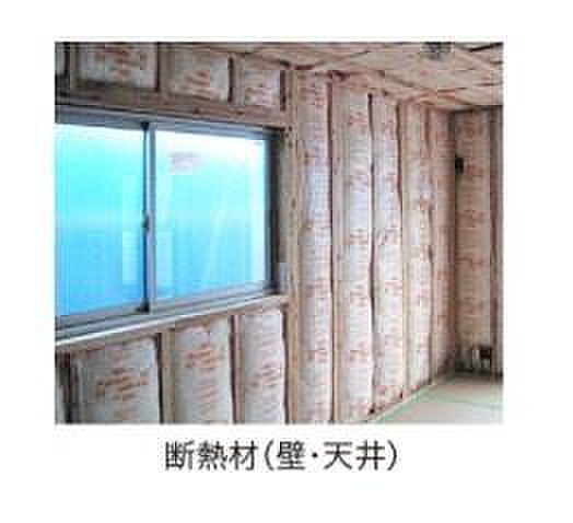 屋根、外壁、窓などの断熱の性能を示す、住宅性能表示制度の断熱等性能等級は、優れたランクの等級4相当です。また、熱の流出入の大きい窓には、一般的なアルミ窓よりも断熱性能の優れたアルミ樹脂複合窓を採用。冷