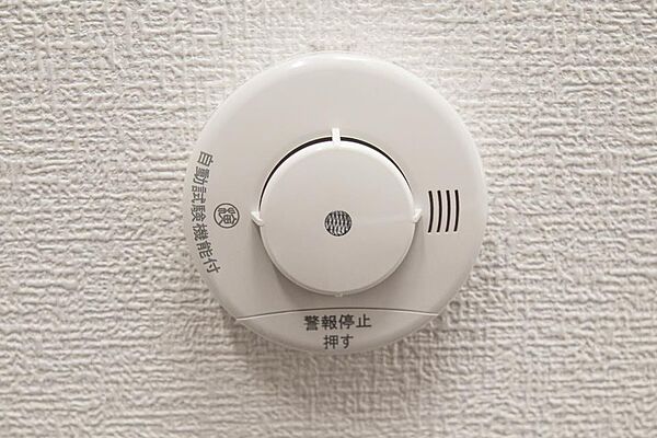 予期せぬ火事。火災警報器で助かる命があります。火災は決して他人事ではなく、どこの家庭でも起こり得ることです。万が一の時でも、火災警報器が、いち早く火災を知らせてくれます。