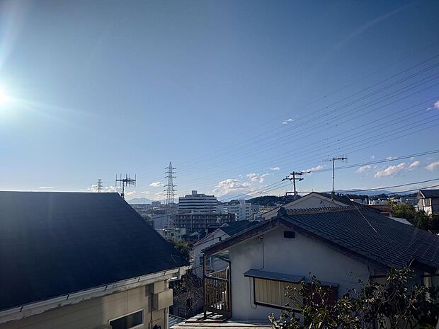 2階バルコニーからの眺望です！奥には富士山も！！