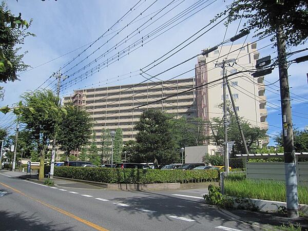 マンションのすぐそばには魅力的な小売店舗が点在しています。