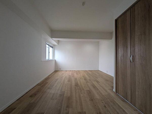 約9帖の洋室は主寝室としても、第二のリビングとしてくつろぐ空間としても利用できそうです。