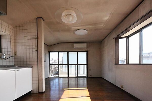 約11.5帖の2階リビングです。南西側の出窓と南東側の掃き出し窓から明るい光と心地よい風が抜けます。