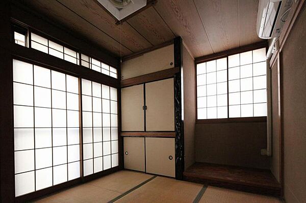 背面に窓が付いた床の間のある、趣き深い和室です。