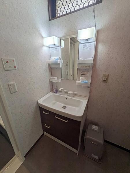 上部に窓が2ヶ所設置されているので、洗面所はいつも明るいです。