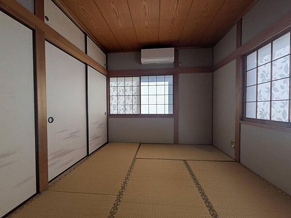 やさしい光が注がれる和室です。