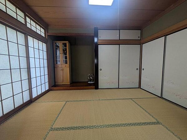 8帖のダイニングキッチンと続き間になっている6帖の和室は、開放すれば14帖の大空間になります。