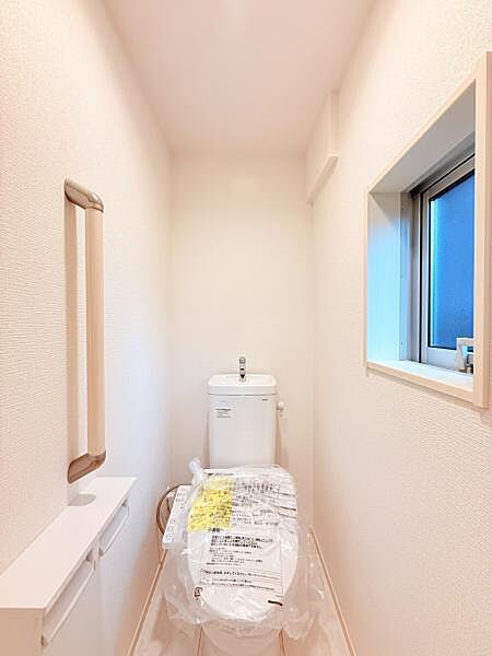 シンプルで清潔感のあるトイレです。窓があるので、常に換気でき、爽やかな空気を取り込めます。