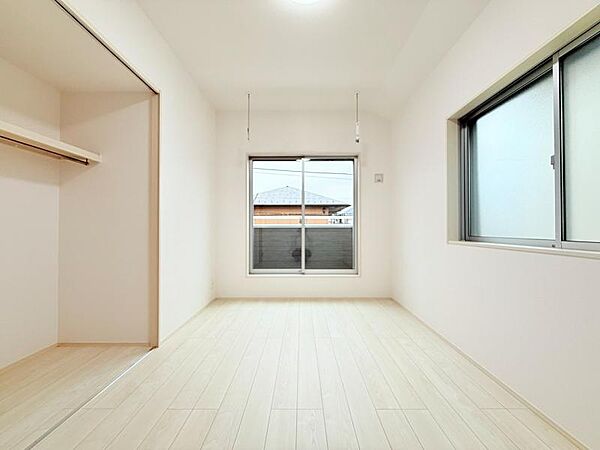 白い壁の清潔感のある洋室は、グリーンやお花を置くと映えます 。
