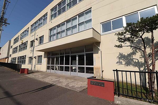緑丘小学校：650ｍ　徒歩9分