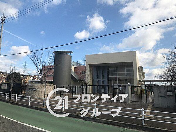 徒歩7分。玉津第一小学校 540m
