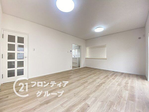 窓が多いので、光を多く取り込んでお部屋を明るく保ちます。