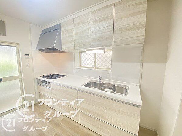 収納があるため、調味料のストックを置くのにピッタリです。食器を片づける場所にも困りません。
