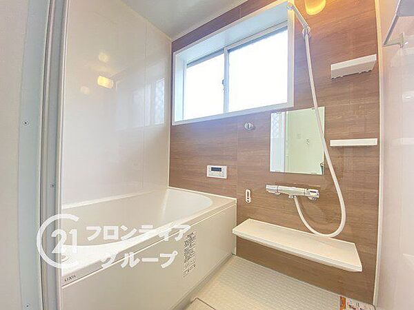 ゆったりと脚を延ばして、1日の疲れを癒せます。窓があるのでこまめに湿気を換気ができます。