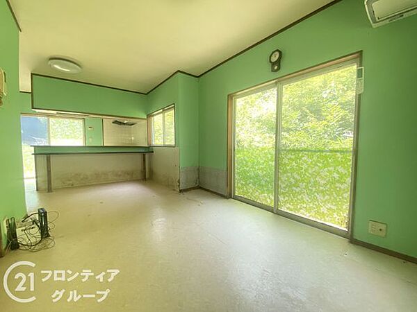 16帖のLDKは大きな窓から明るい陽射しが差し込みます。