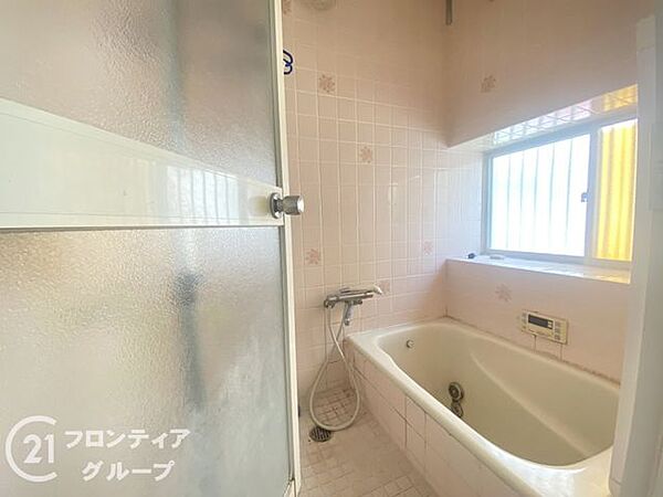 大きな窓付きで換気も出来ます。