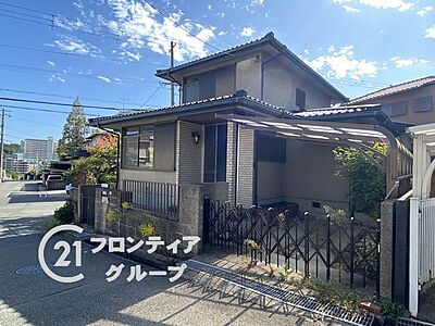 外観：静かな住宅街にたたずむ重厚感あるお家。落ち着いた色合いが素敵ですね。