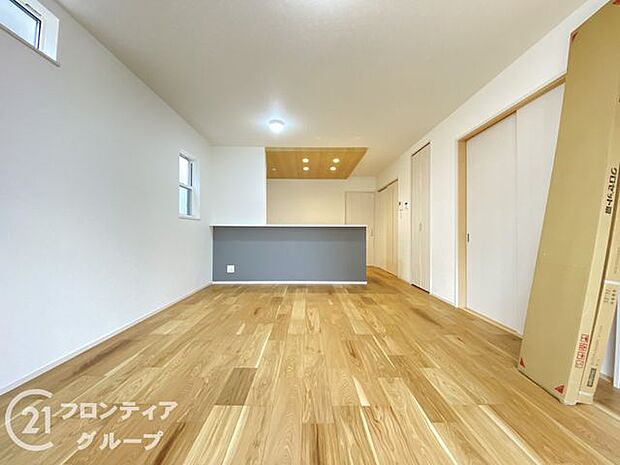 フローリングにはキズの付きにくい特殊塗装を採用し、内装やドアの仕上げは、堂々とした木目で、木の温もりを感じながらお過ごしいただけますね。