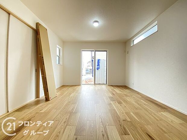 シンプルで美しいデザインのリビングは、お好みのインテリアにコーディネイトしやすく、家族がやすらぐ癒しの空間が作れますね。