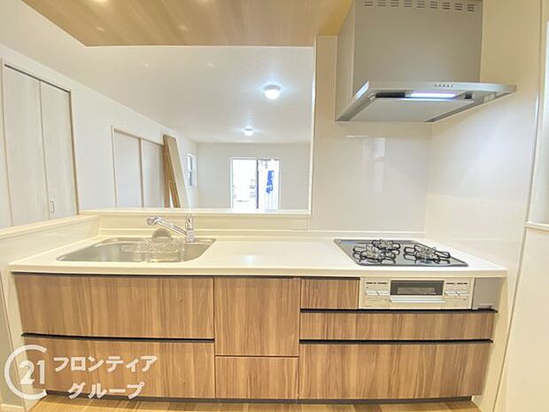 人工大理石カウンタートップ・ガラストップコンロを採用しており、お掃除ラクラク!奥様に嬉しい機能がたくさんついており、毎日のお料理も楽しくなりそうですね!