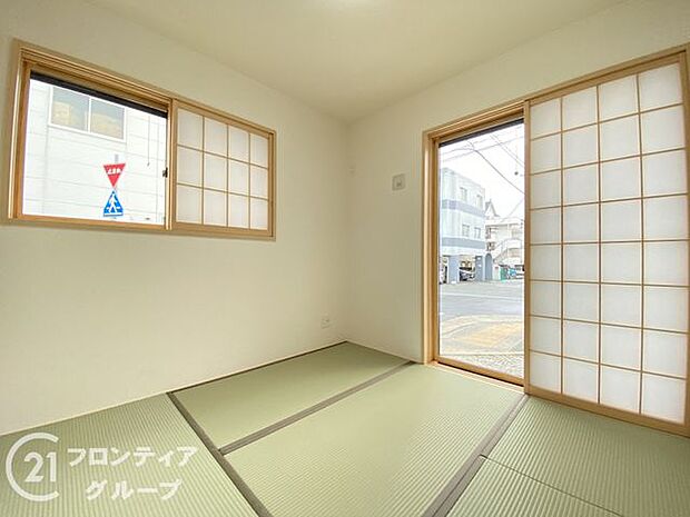 タタミスペースの押入れは、季節のものやお子様のおもちゃなどたくさん収納しておける便利なスペースです!