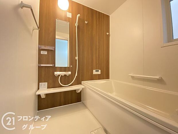 浴室には隠れた節水機能が充実!シャワーにはたくさんの空気を含んだ大粒の水は節水効果大!浴槽内にはステップがあり、出入り時の負担も軽減するスリムな形を採用