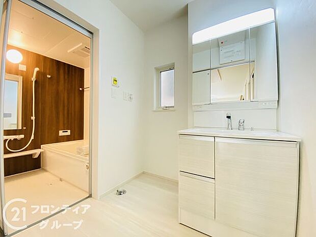 小窓付きの洗面室は、毎朝心地よい光を運んでくれるので、すがすがしい気持ちで1日をスタートできます!また、1坪以上の広い空間です!