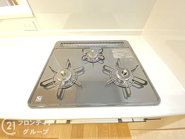 三口コンロで同時に複数の調理が可能です