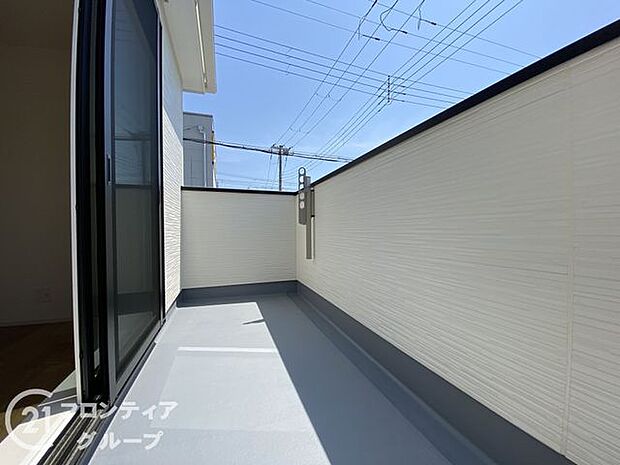 日当たりの良いバルコニーは、お洗濯が多いときも安心!たくさん干してもカラっと乾きそうです!