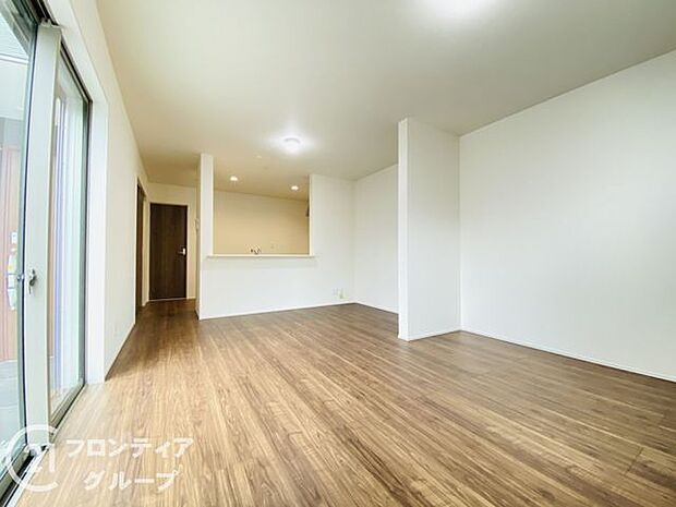 リビングのフローリング材には、木目や色調など木材特有の風合いがあり、ナチュラルな美しさで、日々の生活に温もりを与えてくれます。