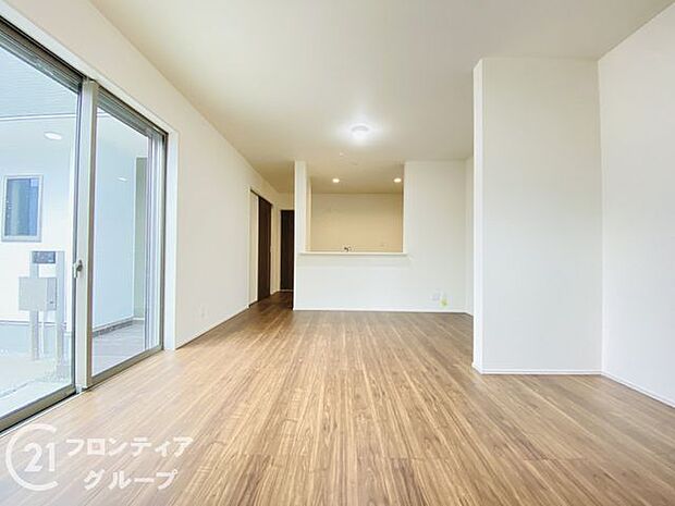 LDKには大きな窓からたくさんの光が入り、明るく、開放的な空間を演出してくれます。お友達が遊びに来た時も自慢のリビングになりますね!