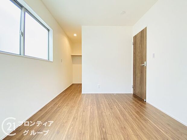 寝室や子供部屋など用途多彩な明るい洋室!