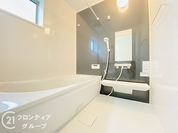 浴槽は環境にやさしい節水タイプを採用。浴槽内ステップで半身浴や親子入浴も楽しめるので、毎日のバスタイムをエコで素敵に演出してくれる小窓付きの浴室です