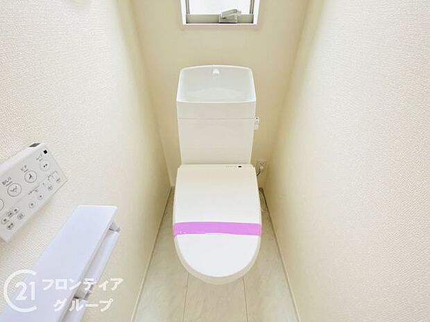 便器にふちがなく、汚れが隠れて見えない部分が極端に少なくなっており、お手入れも楽々!スピーディでパワフルな洗浄力を実現しています!