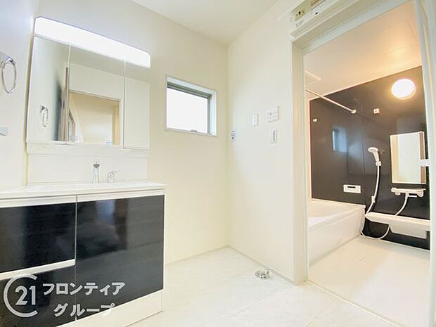 曇り止めヒーター付きのミラーキャビネットを採用しております。ミラーの内側がすべて収納スペースになっているので、スタイリング剤や歯ブラシなどの収納に便利ですね。