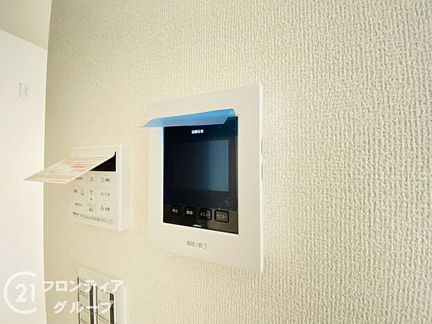 ハンズフリー機能を備えたカラーモニターインターホンを採用!お料理中などで手が塞がっていても便利に応答可能です!夜間の映像確認機能もついていて、安心ですね!