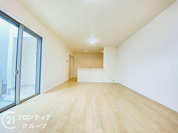 リビングのフローリング材には、木目や色調など木材特有の風合いがあり、ナチュラルな美しさで、日々の生活に温もりを与えてくれます。