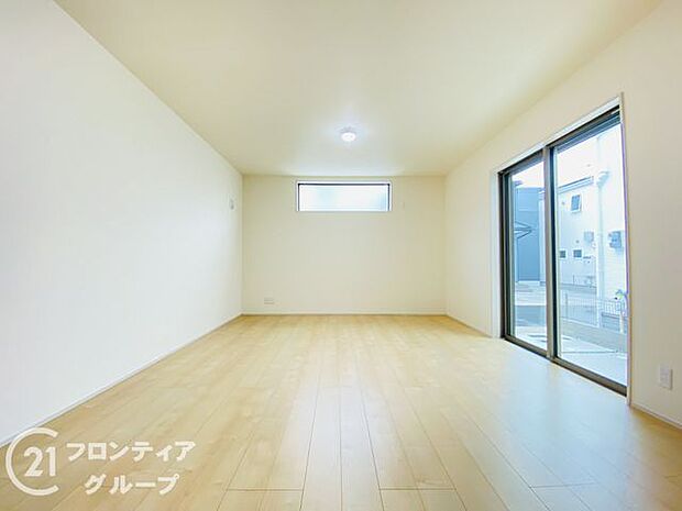 LDKには大きな窓からたくさんの光が入り、明るく、開放的な空間を演出してくれます。お友達が遊びに来た時も自慢のリビングになりますね！