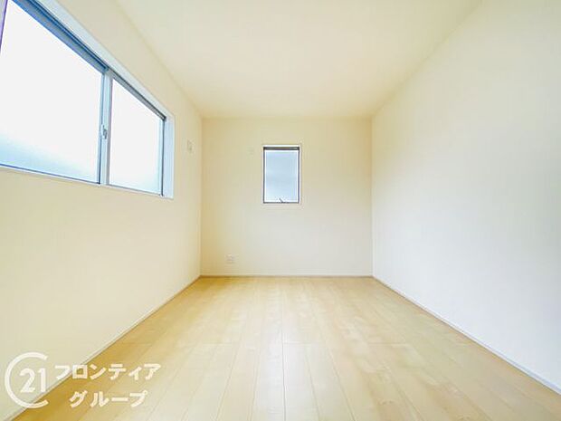 寝室や子供部屋など用途多彩な明るい洋室！