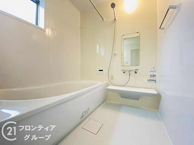 浴槽は環境にやさしい節水タイプを採用。浴槽内ステップで半身浴や親子入浴も楽しめるので、毎日のバスタイムをエコで素敵に演出してくれる小窓付きの浴室です