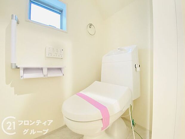 便器にふちがなく、汚れが隠れて見えない部分が極端に少なくなっており、お手入れも楽々！スピーディでパワフルな洗浄力を実現しています！