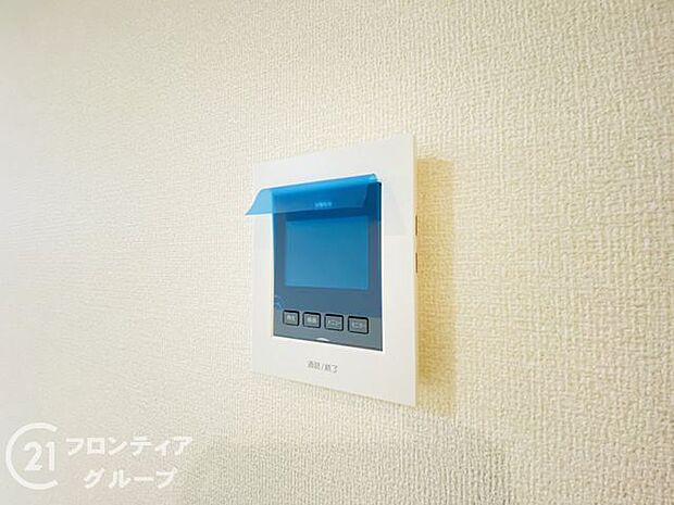 ハンズフリー機能を備えたカラーモニターインターホンを採用！お料理中などで手が塞がっていても便利に応答可能です！夜間の映像確認機能もついていて、安心ですね！