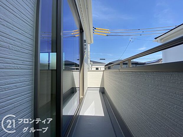 日当たりの良いバルコニーは、お洗濯が多いときも安心！たくさん干してもカラっと乾きそうです！