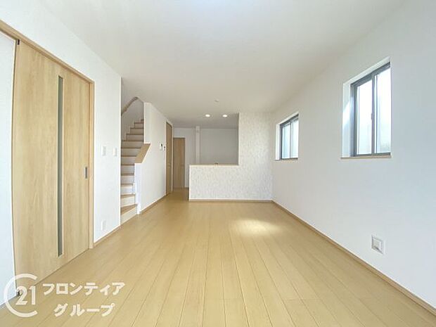 リビングは、落ち着いた色合いのフローリングが特徴です。家族の時間を大切にする理想的な空間です。