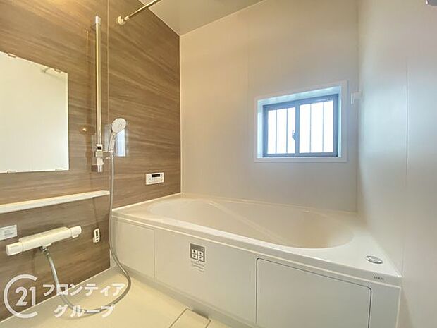 落ち着いた色合いは、心を穏やかにし、リラックスタイムをより豊かにする素敵な選択です。窓があるのでこまめに換気ができ、清潔感あふれるバスルームで快適な時間をお過ごしください。