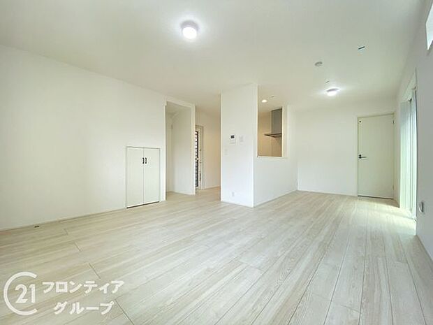 LDKには大きな窓からたくさんの光が入り、明るく、開放的な空間を演出してくれます。お友達が遊びに来た時も自慢のリビングになりますね！