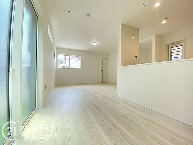 シンプルで美しいデザインのリビングは、お好みのインテリアにコーディネイトしやすく、家族がやすらぐ癒しの空間が作れますね。