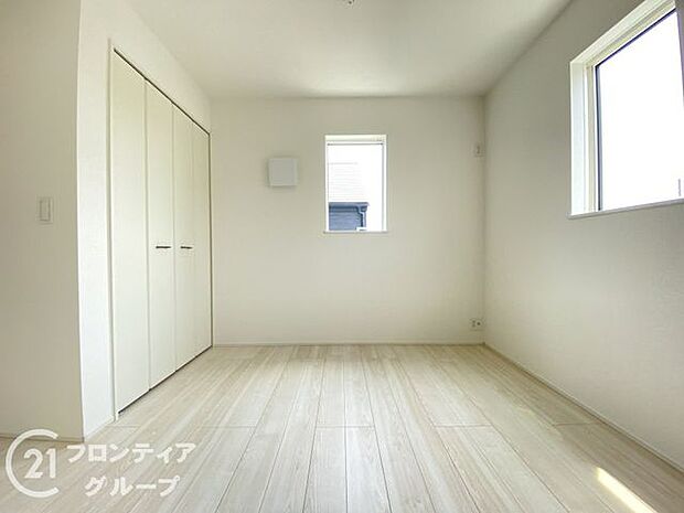 こちらのお部屋はバルコニーに面しており、日当たり、通風ともに良好です！お布団などもサッと干せて便利ですね